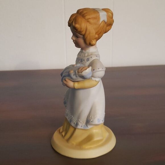 Vintage Avon Porcelain Figurine "A Mother's Love" - Picture 2 of 8
